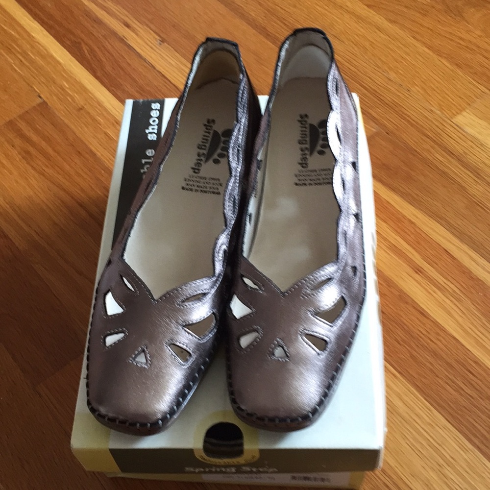 Like New Spring Step Metallic Shoes